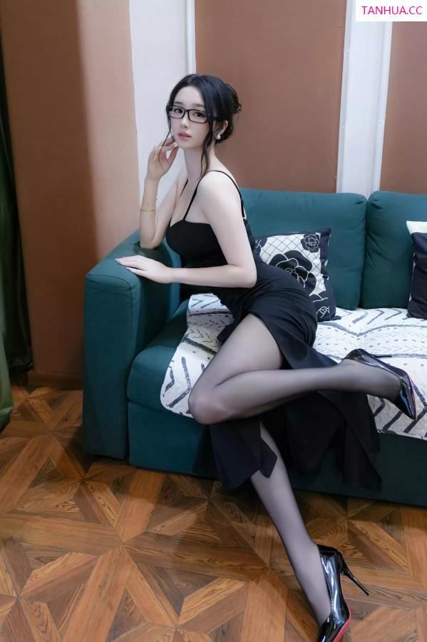 星星Star  [XiuRen]高清写真图 2025.07.16 No.10552 星星baby 黑色礼服第12张图片